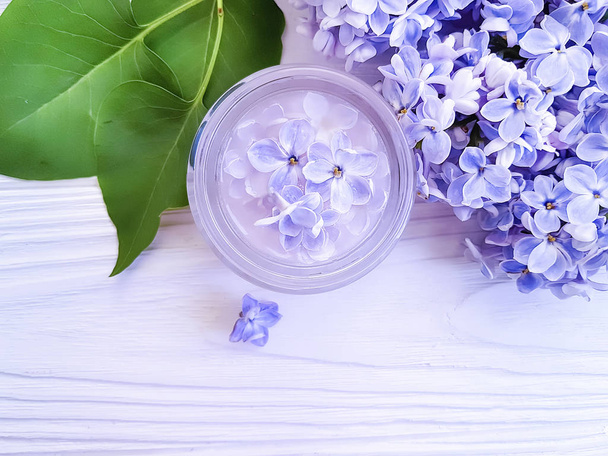 crème cosmétique, fleur de lilas sur fond en bois
 - Photo, image