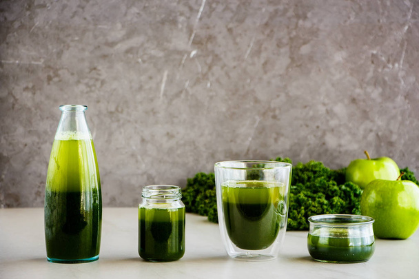 Здоровая утренняя зеленая детоксикация смузи или сок в стаканах, серый фон, копировальное пространство. Веганский завтрак, детокс, алкалиновая диета, концепция питания для похудения - Картина дня - Коммерсантъ
 - Фото, изображение