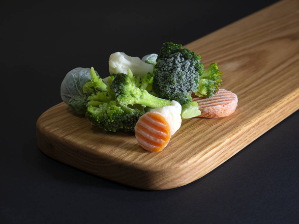 verduras congeladas en una tabla de cortar
 - Foto, Imagen