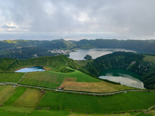 Vista del dron de la increíble laguna. Lago formado por el cráter de un antiguo volcán en la isla de San Miguel, Azores, Portugal. Vista de pájaro, vista panorámica aérea
. - Foto, Imagen