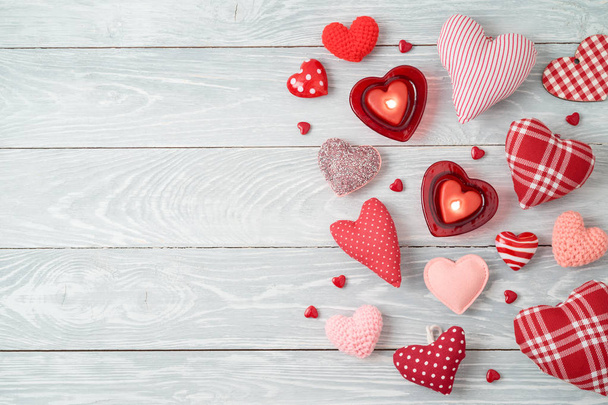 Aftelkalender voor Valentijnsdag achtergrond met hart vormen en kaarsen. Bovenaanzicht van bovenaf. Plat leggen - Foto, afbeelding