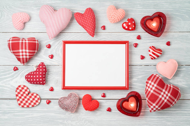 心臓の形、フォト フレームやキャンドルでバレンタインデーの背景。上から平面図です。フラットを置く - 写真・画像