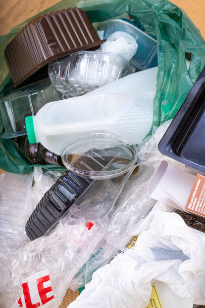 Kunststof Rubbishcollection van plastic en huishoudelijk afval weggegooid. Benadrukken van de problemen van verontreiniging in de huidige wereld. - Foto, afbeelding