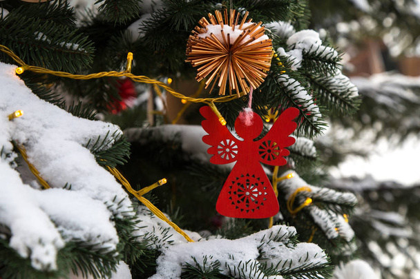 Nahaufnahme des geschmückten Weihnachtsbaums bei bukovel, yaremche - Foto, Bild