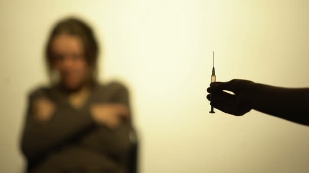 Hand zeigt weibliche Drogenabhängige Spritze, die sich in der Rehabilitation befindet, Hilfe - Filmmaterial, Video