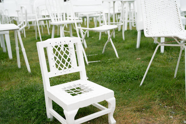 185 は、2011年地震後のクライストチャーチ市で追悼の白い椅子を空します。 - 写真・画像