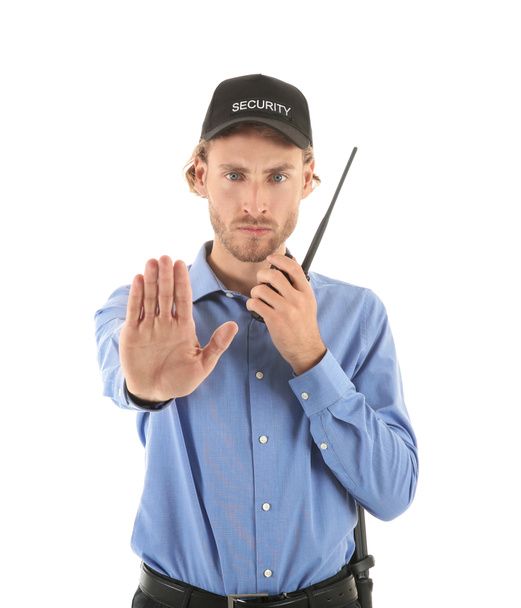 Мужчина охранник с портативным радиопередатчиком показывает жест стоп на белом фоне
 - Фото, изображение