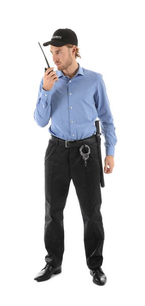 Gardien de sécurité masculin avec émetteur radio portable sur fond blanc
 - Photo, image