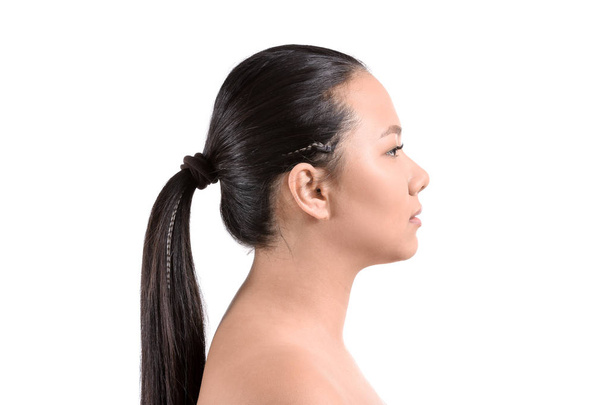 Nuoren aasialaisen naisen muotokuva, jolla on kirkas iho valkoisella taustalla
 - Valokuva, kuva