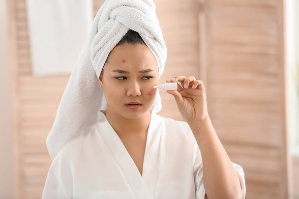 Fiatal ázsiai nő, orvosság akne fürdőszobában portréja - Fotó, kép
