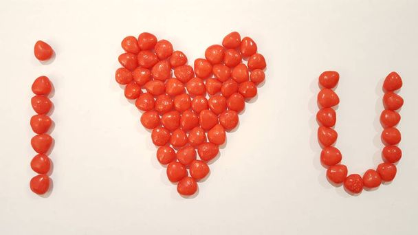 Cinnamon Hearts Tavaa Rakastan sinua valkoisella taustalla. Ystävänpäivä Candy Art. Sydämeni.
. - Valokuva, kuva