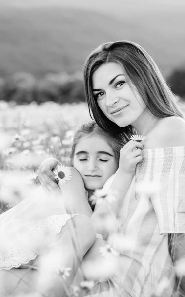 Anne ve kızı papatya alanında. Güzel aile doğa (siyah ve beyaz ) - Fotoğraf, Görsel