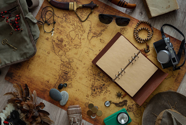 Старая карта, винтажное туристическое оборудование и сувениры из путешествий по миру
 - Фото, изображение