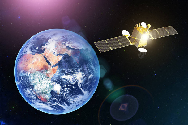 地球の静止軌道上の宇宙衛星通信衛星。Nasa から提供されたこのイメージの要素. - 写真・画像