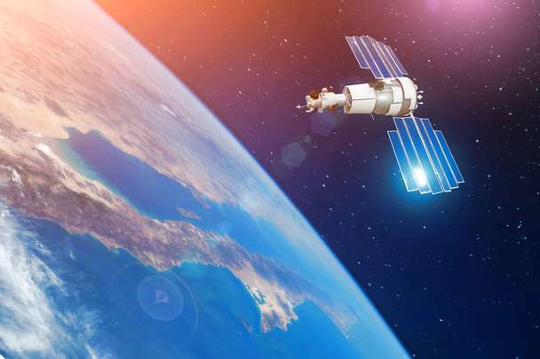 Uzay iletişim uydusu Dünya 'nın yörüngesinde. Bu görüntünün elementleri NASA tarafından desteklenmektedir. - Fotoğraf, Görsel