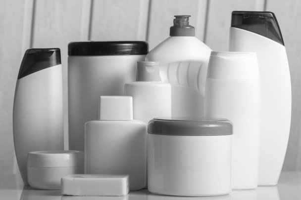 Banner Προϊόντα περιποίησης μαλλιών και σώματος λευκά μπουκάλια σε λευκό φόντο - Φωτογραφία, εικόνα