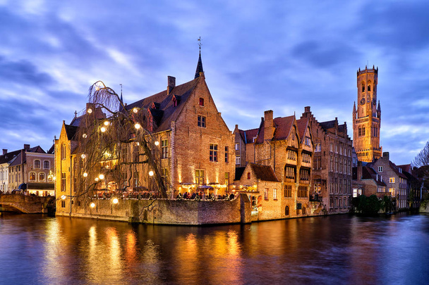 rozenhoedkaai ist in Brugge der am meisten besuchte und fotografierte Ort. Der Kanal ist hier breiter und bietet einen weiten Blick für Touristen. - Foto, Bild