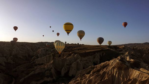 Kapadokya ballons en Mountain Sky - Foto, afbeelding