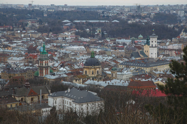 vue sur la ville de l'architecture Lviv pendant la journée
 - Photo, image