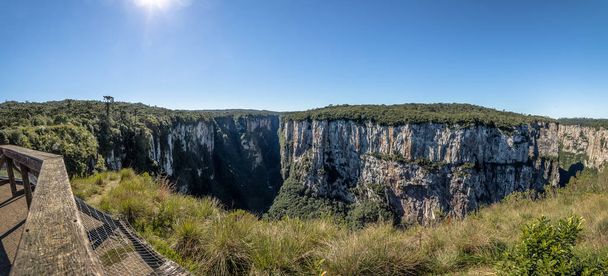 Vue panoramique du canyon Itaimbezinho au parc national Aparados da Serra - Cambara do Sul, Rio Grande do Sul, Brésil
 - Photo, image