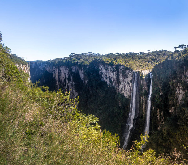 Wasserfall der itaimbezinho-Schlucht im Nationalpark aparados da serra - cambara do sul, rio grande do sul, Brasilien - Foto, Bild