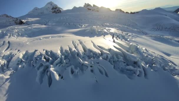 Vuelo aéreo loco extremo sobre el glaciar de cerca Ver hielo roto Día soleado
 - Imágenes, Vídeo
