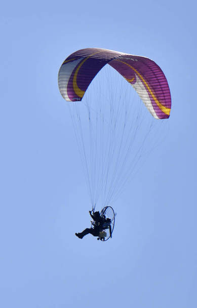 Italie ; homme volant sur un parapente motorisé  - Photo, image