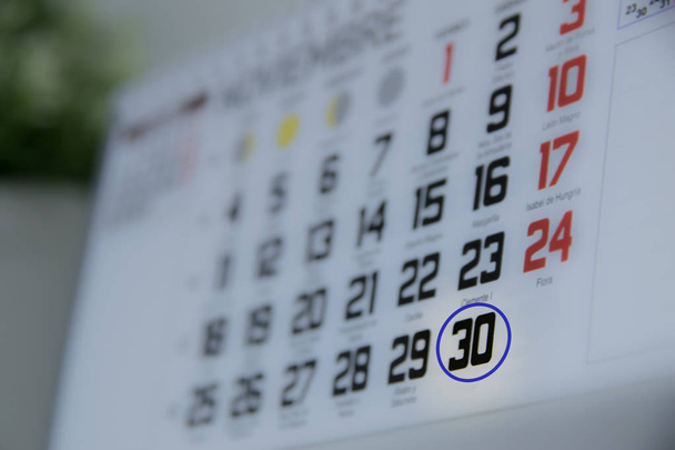Ημερολόγιο γύρω από την 30η ημέρα του μήνα. - Φωτογραφία, εικόνα
