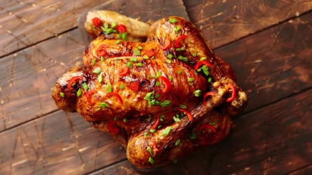 Pollo picante asado casero con chile y cebollino - Imágenes, Vídeo