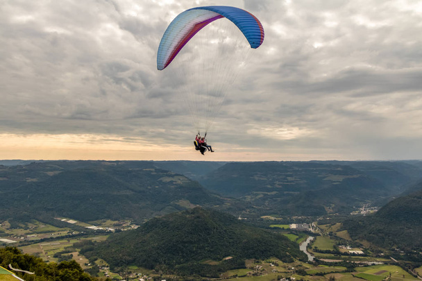 Paragliding w: Ninho Das Aguias (Eagle's Nest)-Nova Petropolis, Rio Grande do Sul, Brazil - Zdjęcie, obraz