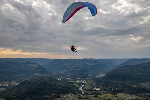 Ninho das Aguias'ta Yamaç Paraşütü (Kartal Yuvası) - Nova Petropolis, Rio Grande do Sul, Brezilya - Fotoğraf, Görsel