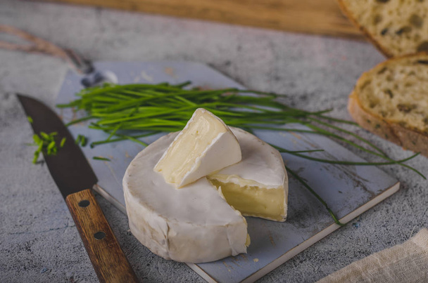 Fresh organic cheese, homemade with herbs and crispy pastry - Foto, Imagen