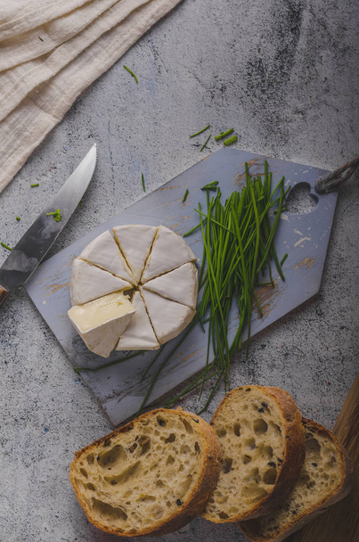 Friss szerves sajt, házi készítésű, gyógynövények és ropogós tészta - Fotó, kép