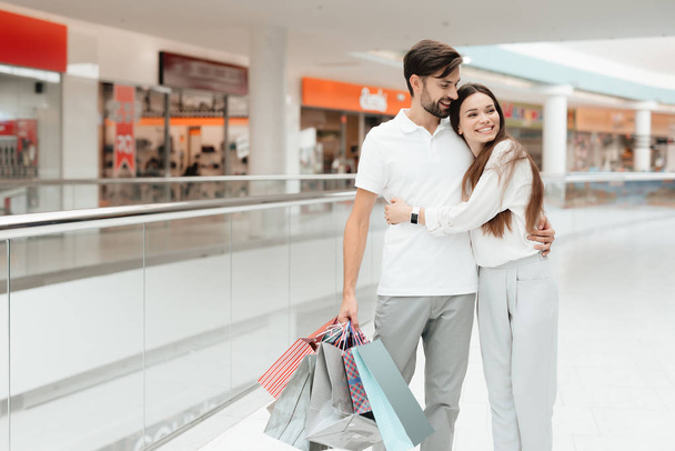 Muž a žena v shopping mall. Pár je objímat. - Fotografie, Obrázek