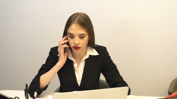 4. Verärgerte hübsche Geschäftsfrau im Büro reden per Handy. Schlechte Nachrichten. - Filmmaterial, Video