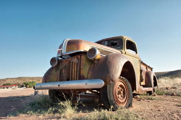 Coche vintage oxidado en el desierto
 - Foto, Imagen
