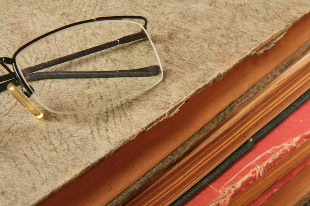 Vieux livre et lunettes - Photo, image