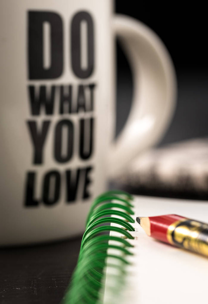 Bodegón con billete de bloque, labtop, bolígrafo y una taza de café blanco sobre un escritorio negro de la oficina. símbolo de trabajo
 - Foto, Imagen