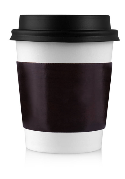Κύπελλο χαρτί καφέ με μαύρο καπάκι που απομονώνονται σε λευκό φόντο με διαδρομή αποκοπής - Φωτογραφία, εικόνα