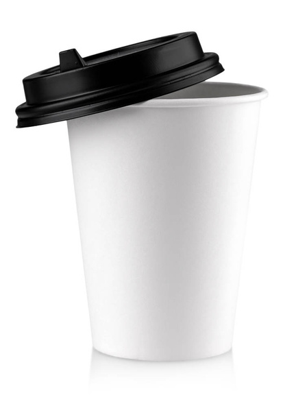 Copo de café de papel com tampa preta isolada no fundo branco
 - Foto, Imagem
