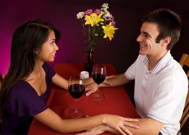 Couple se rapprocher tout en ayant du vin
 - Photo, image