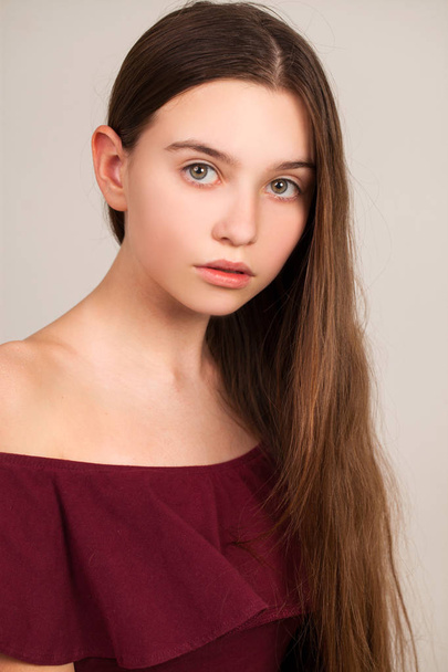 Portrait of a young teen girl close-up without makeup - Foto, afbeelding
