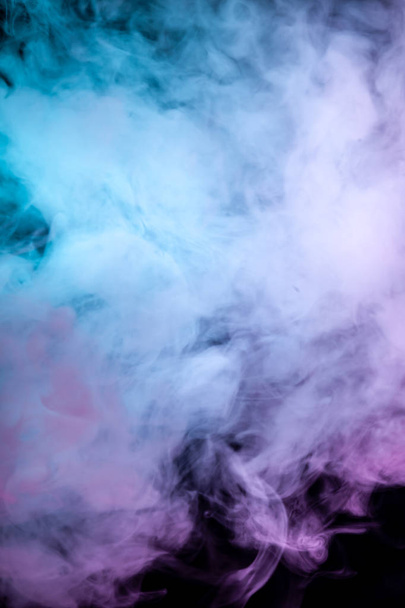 Mraky izolovaných barevné kouře: modrá, červená, zelená, růžová; listování na černém pozadí vertikální v tmavé úzké. - Fotografie, Obrázek