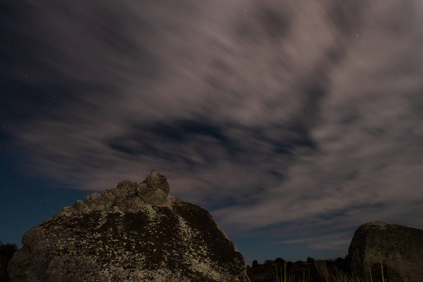Ночной пейзаж с лунным светом в природной зоне Барруэкос. Экстремадура. Испания
. - Фото, изображение