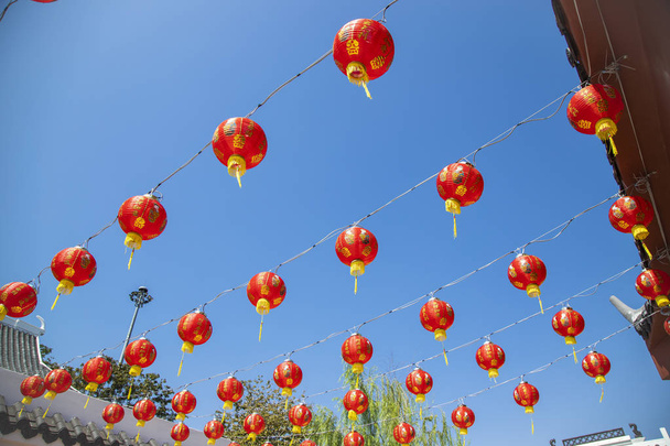 uma lanterna de papel dobrável em cores brilhantes, principalmente vermelho, usado para fins decorativos, comumente pintado com arte chinesa
. - Foto, Imagem