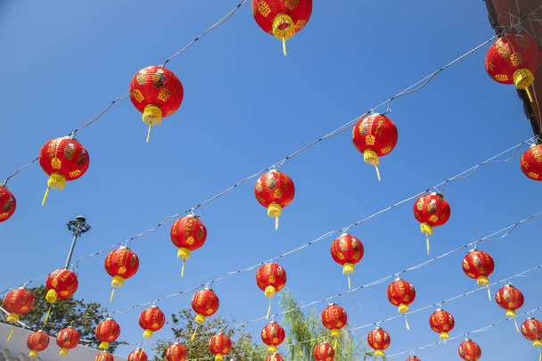 una lanterna di carta pieghevole in colori vivaci, principalmente rosso, utilizzata per scopi decorativi, comunemente dipinta con arte cinese
. - Foto, immagini