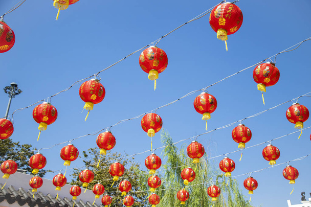 uma lanterna de papel dobrável em cores brilhantes, principalmente vermelho, usado para fins decorativos, comumente pintado com arte chinesa
. - Foto, Imagem