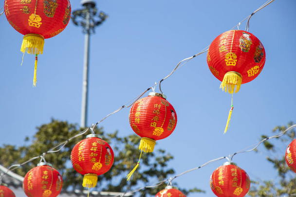 une lanterne pliable en papier aux couleurs vives, principalement rouge, utilisée à des fins décoratives, communément peinte avec de l'art chinois
. - Photo, image