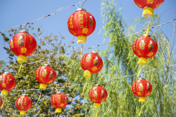 una lanterna di carta pieghevole in colori vivaci, principalmente rosso, utilizzata per scopi decorativi, comunemente dipinta con arte cinese
. - Foto, immagini