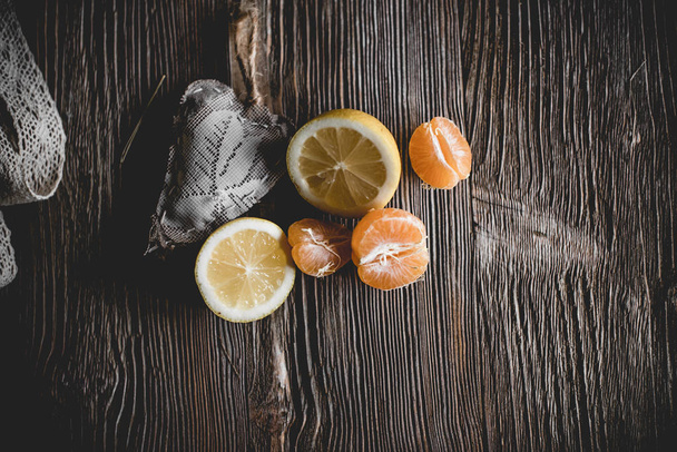 Rijp citrus met decoratieve hart op houten achtergrond - Foto, afbeelding